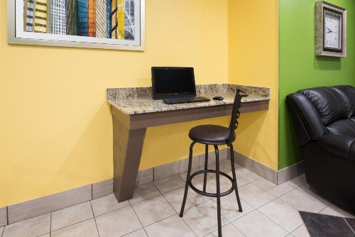 Microtel Inn by Wyndham Rogers - image 28