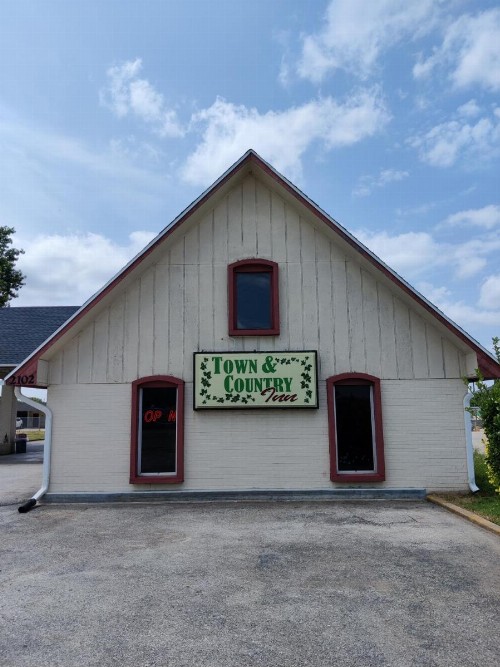Town and Country INN - image 3