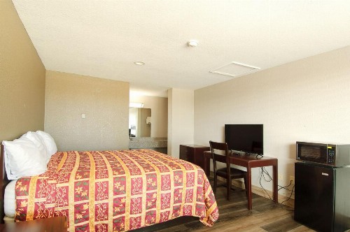 Town and Country INN - image 4