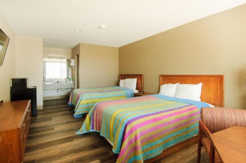 Town and Country INN - image 6