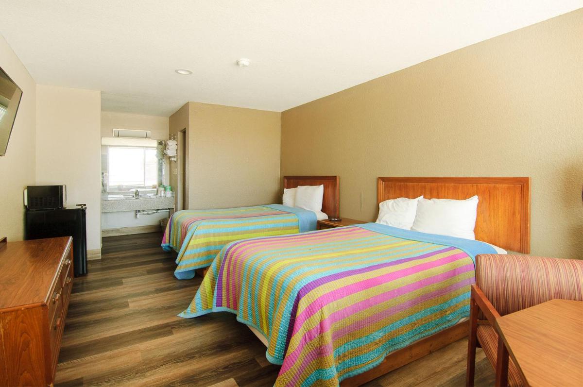 Town and Country INN - image 6