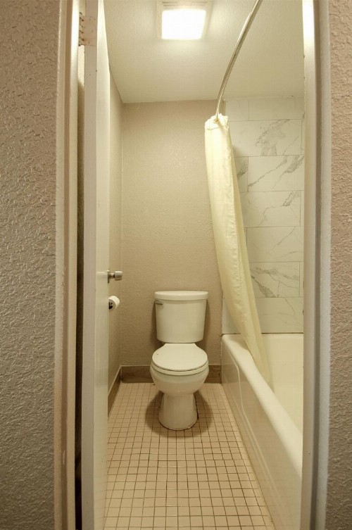 Town and Country INN - image 7