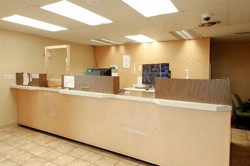 Town and Country INN - image 8