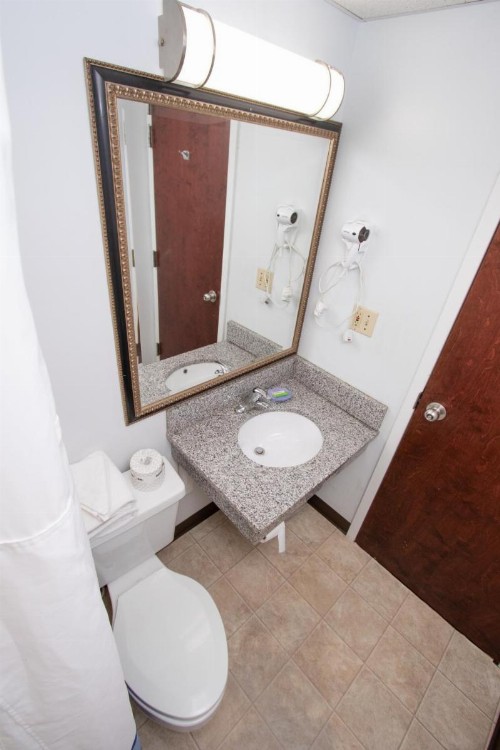 Eastbrook Inn - image 12