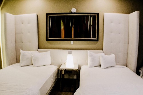 Devonshire Inn Motel - image 15