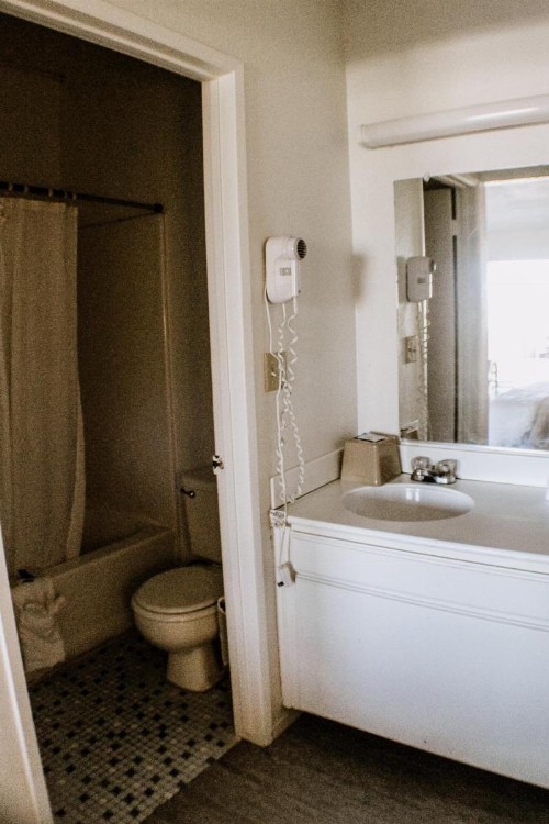 Devonshire Inn Motel - image 2