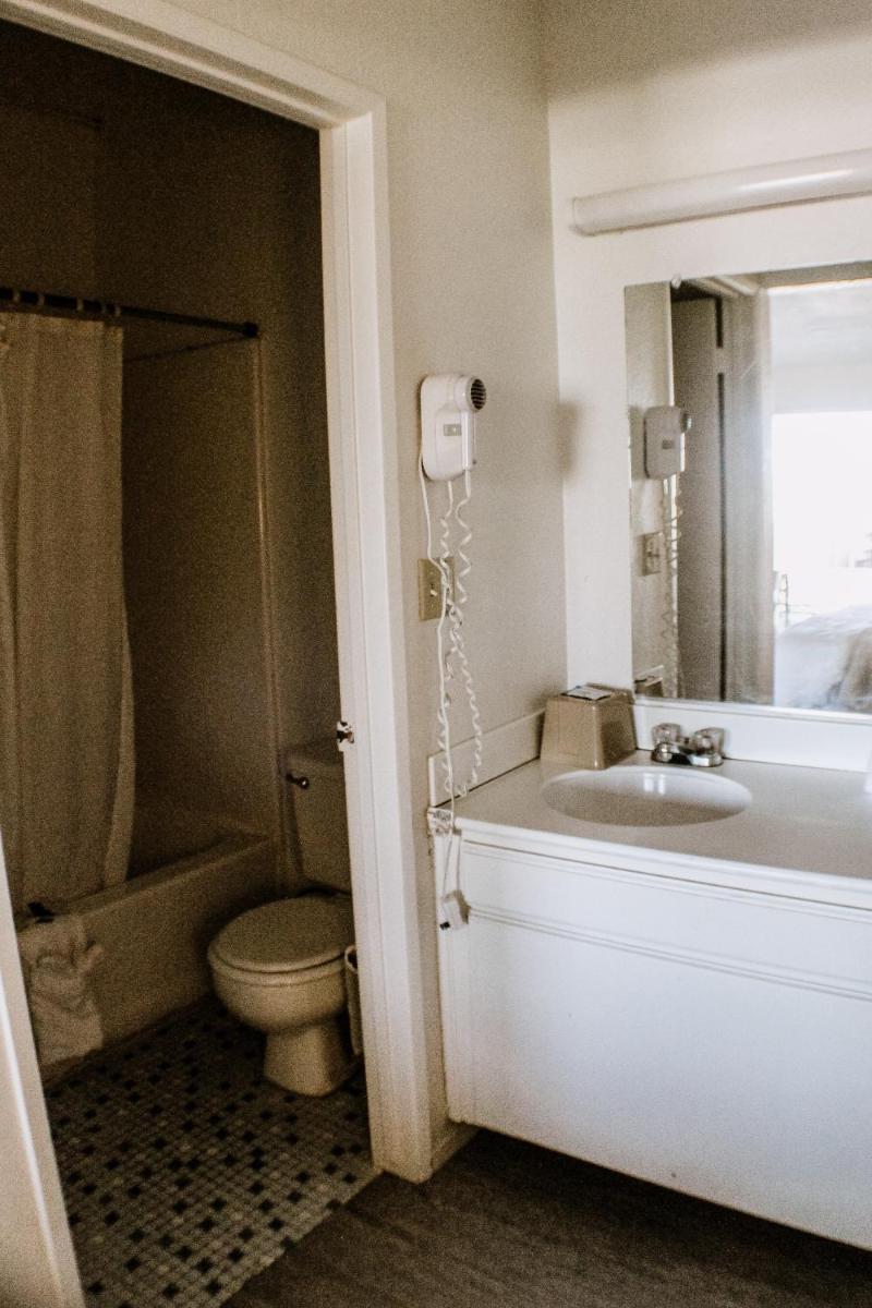 Devonshire Inn Motel - image 2