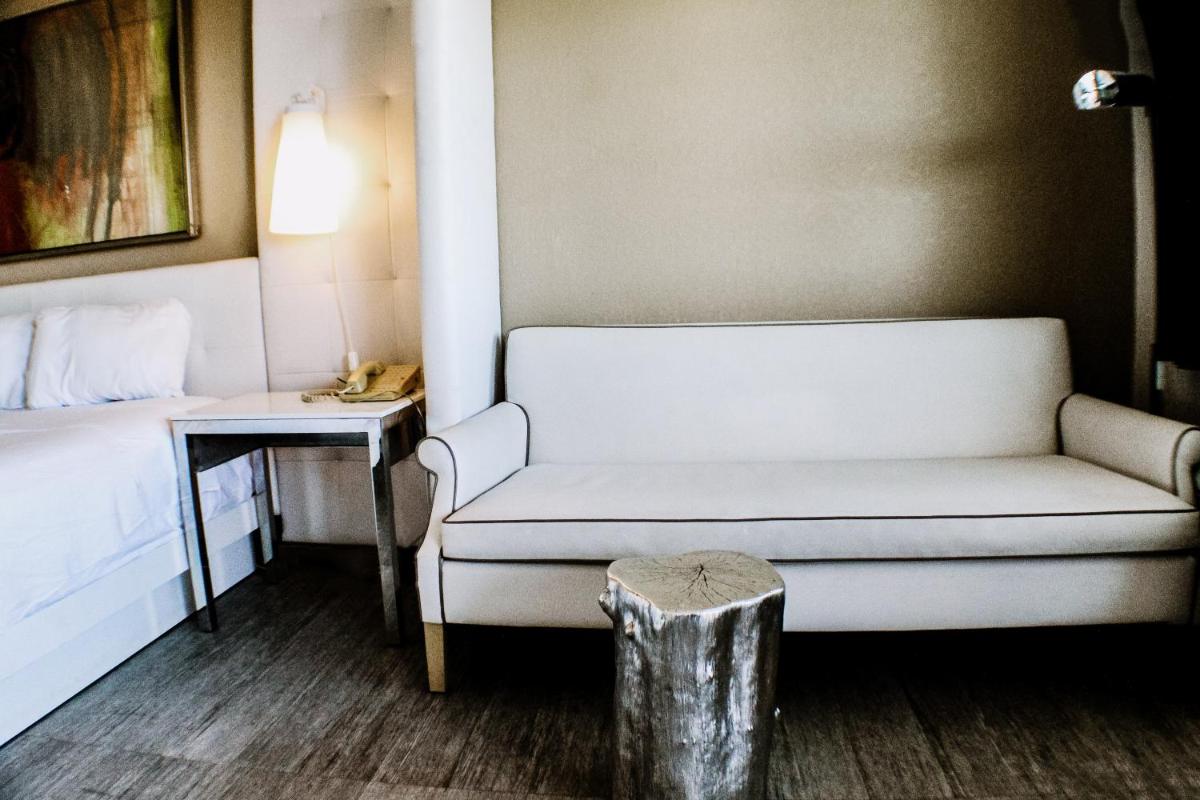 Devonshire Inn Motel - image 3