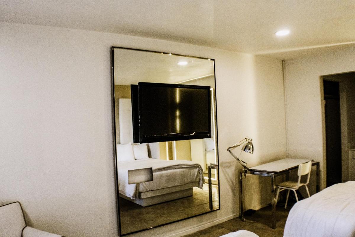 Devonshire Inn Motel - image 5