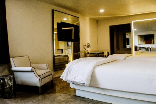 Devonshire Inn Motel - image 8