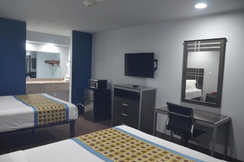 Travelers Inn - image 11