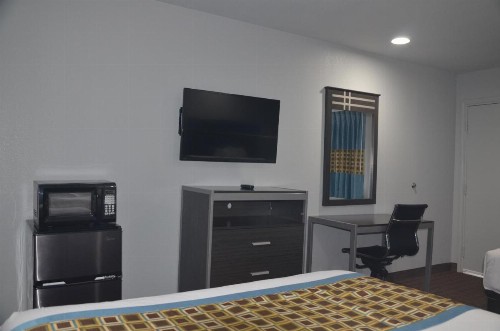 Travelers Inn - image 17