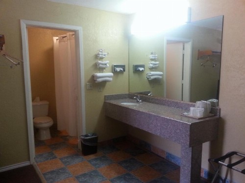 Travelers Inn - image 9