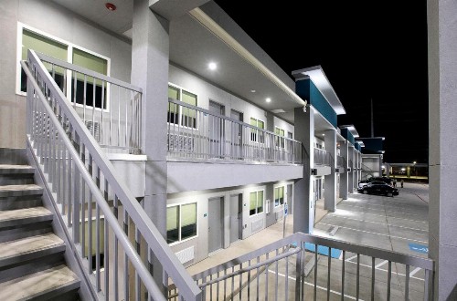 Express Inn - image 13