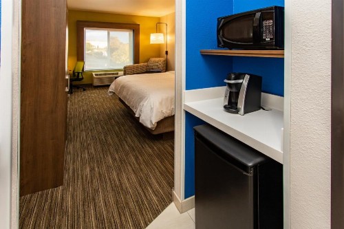 Holiday Inn Express Hotel & Suites Roseville - Galleria Area an IHG Hotel - image 14