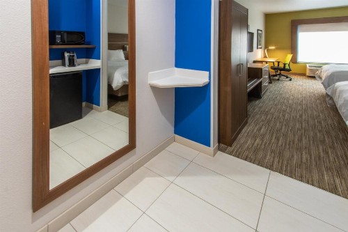 Holiday Inn Express Hotel & Suites Roseville - Galleria Area an IHG Hotel - image 16