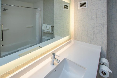 Holiday Inn Express Hotel & Suites Roseville - Galleria Area an IHG Hotel - image 4