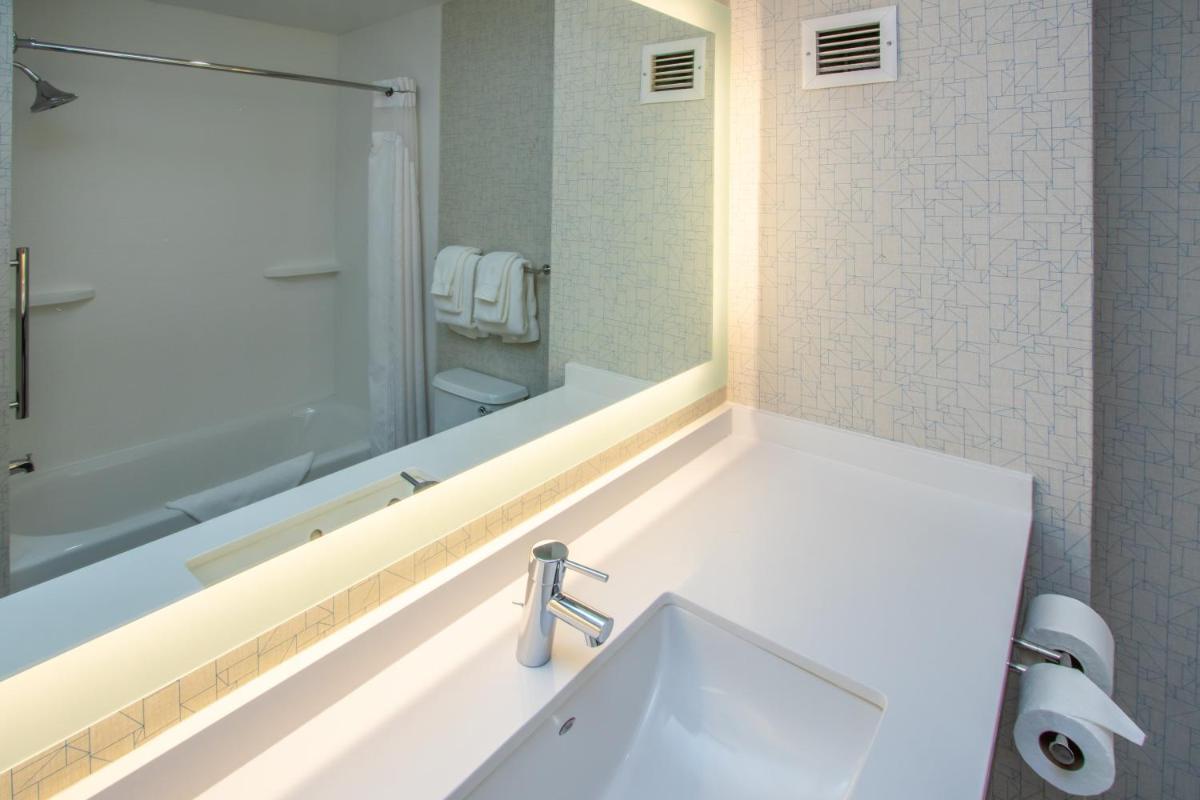 Holiday Inn Express Hotel & Suites Roseville - Galleria Area an IHG Hotel - image 4
