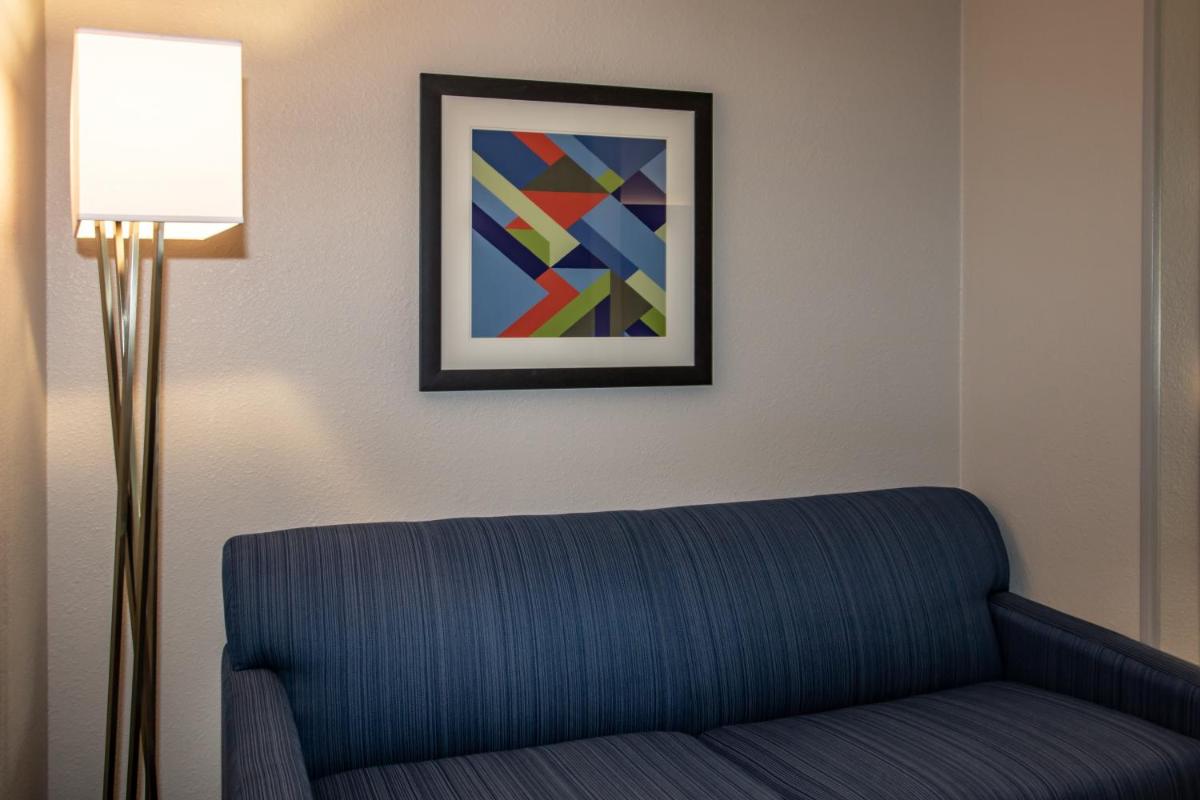 Holiday Inn Express Hotel & Suites Roseville - Galleria Area an IHG Hotel - image 5