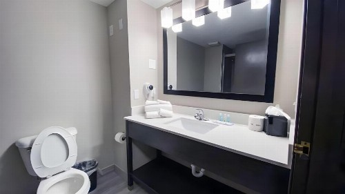 Quality Inn - image 14