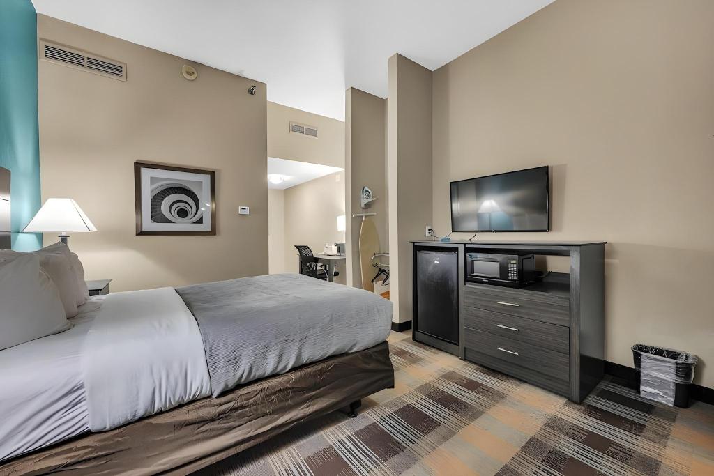 Quality Inn - image 6