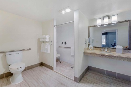 Best Western Plus Executive Inn - image 38