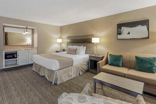 Best Western Plus Executive Inn - image 5