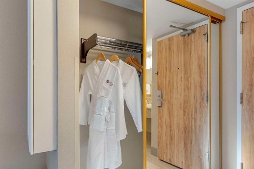 Best Western Plus Executive Inn - image 9