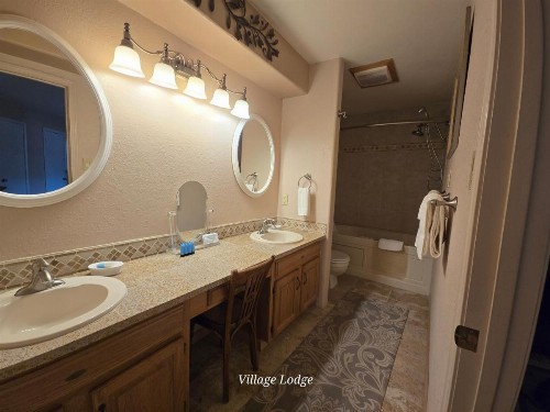 Village Lodge - image 12