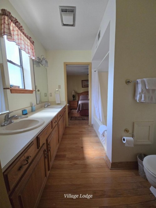 Village Lodge - image 4
