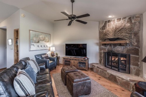 CenterView 2 Bedrooms Sleeps 6 Hot Tub Gas Fireplace Large TV