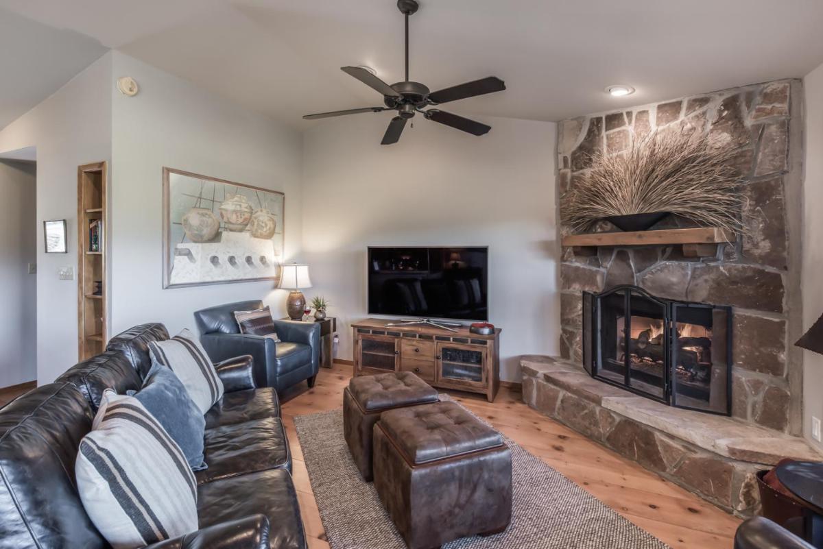 CenterView 2 Bedrooms Sleeps 6 Hot Tub Gas Fireplace Large TV - main image