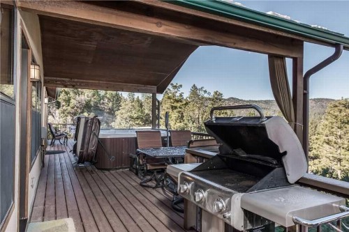 CenterView 2 Bedrooms Sleeps 6 Hot Tub Gas Fireplace Large TV - image 12