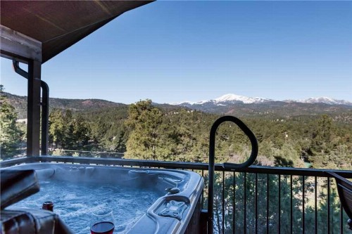 CenterView 2 Bedrooms Sleeps 6 Hot Tub Gas Fireplace Large TV - image 2