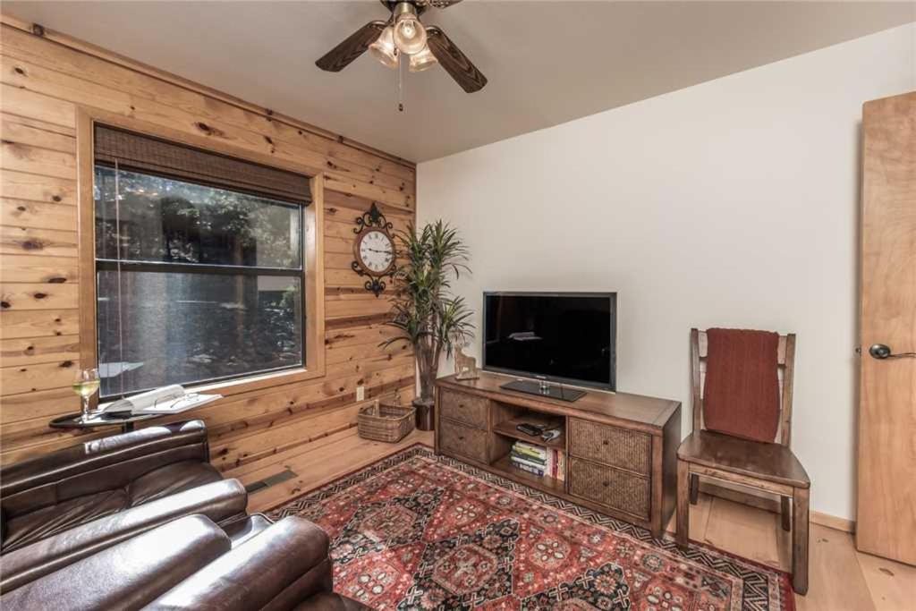 CenterView 2 Bedrooms Sleeps 6 Hot Tub Gas Fireplace Large TV - image 6