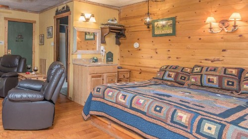 Whispering Pine Cabins - image 4