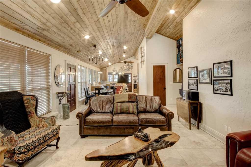 Bear Paw 3 BedroomsHot Tub Pets Welcome Fireplace WiFi Sleeps 8 - image 5