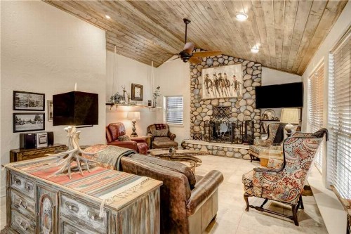 Bear Paw 3 BedroomsHot Tub Pets Welcome Fireplace WiFi Sleeps 8 - image 6
