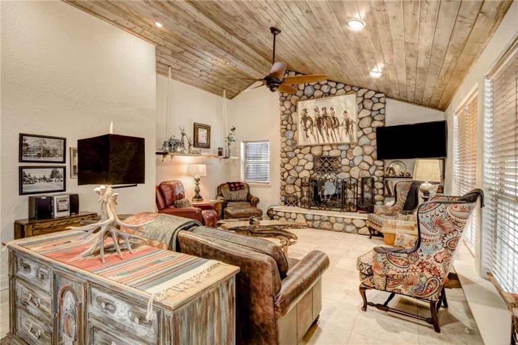 Bear Paw 3 BedroomsHot Tub Pets Welcome Fireplace WiFi Sleeps 8 - image 6