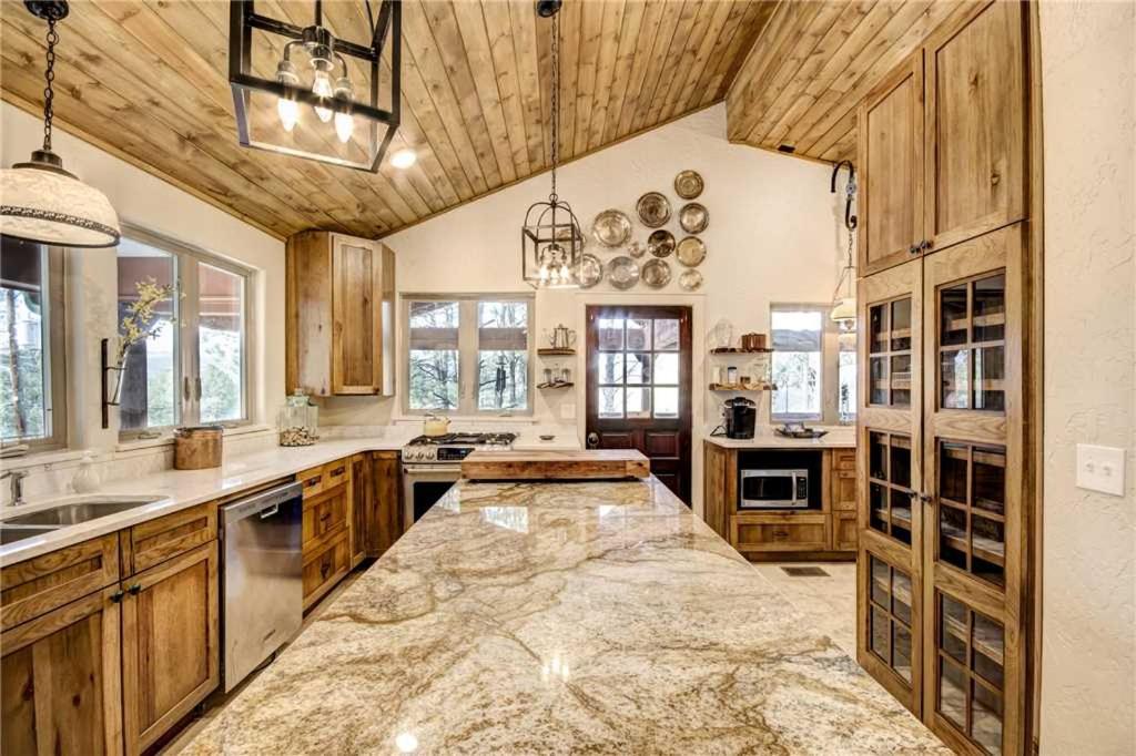 Bear Paw 3 BedroomsHot Tub Pets Welcome Fireplace WiFi Sleeps 8 - image 7