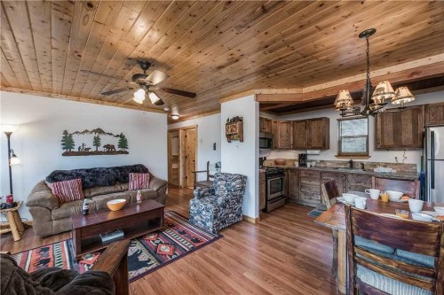 Aurora Montealis 2 Bedrooms Sleeps 4 Mountain Views Fireplace WiFi - image 10