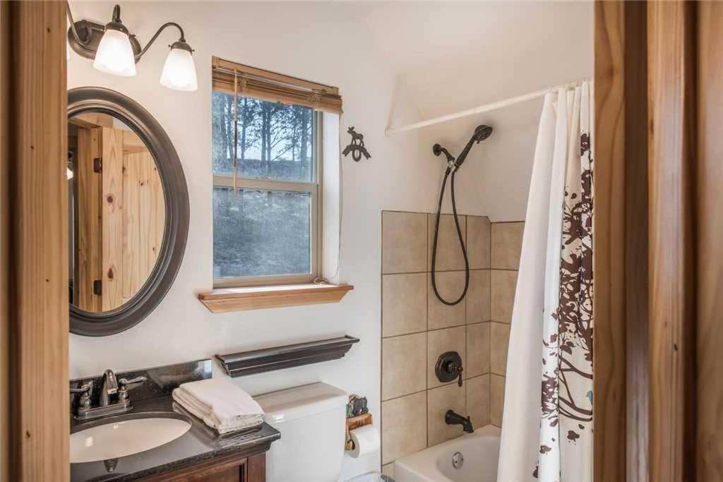 Aurora Montealis 2 Bedrooms Sleeps 4 Mountain Views Fireplace WiFi - image 2