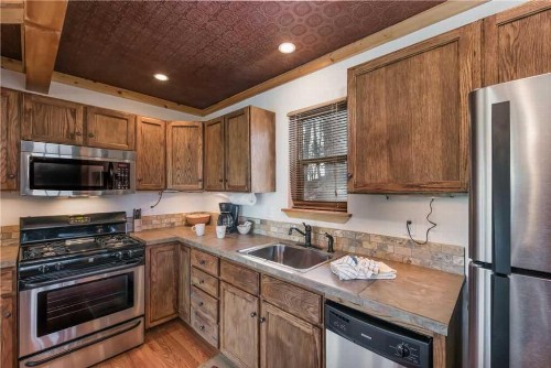 Aurora Montealis 2 Bedrooms Sleeps 4 Mountain Views Fireplace WiFi - image 8