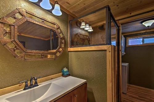 Ruidoso Lonesome Wolf Rustic Studio with Hot Tub!