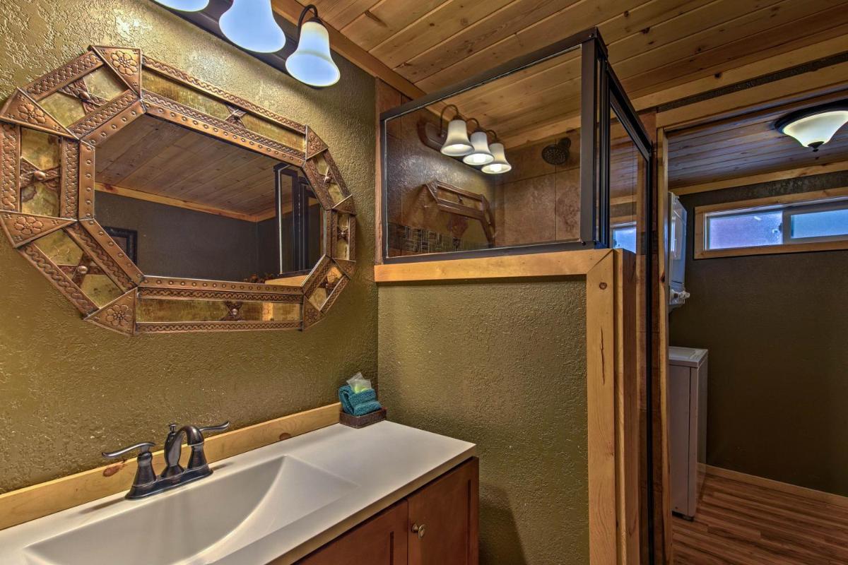 Ruidoso Lonesome Wolf Rustic Studio with Hot Tub! - main image