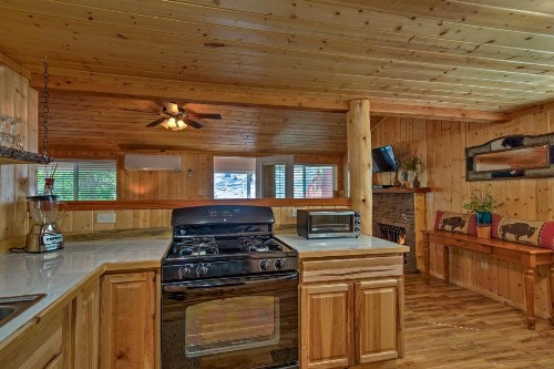 Ruidoso Lonesome Wolf Rustic Studio with Hot Tub! - image 2