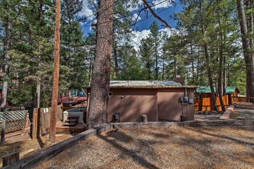 Ruidoso Lonesome Wolf Rustic Studio with Hot Tub! - image 4