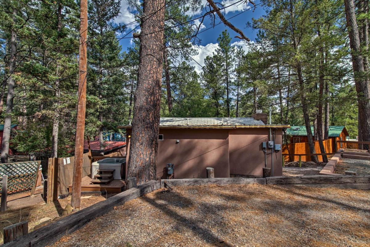 Ruidoso Lonesome Wolf Rustic Studio with Hot Tub! - image 4