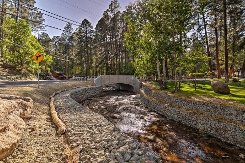 Ruidoso Lonesome Wolf Rustic Studio with Hot Tub! - image 6