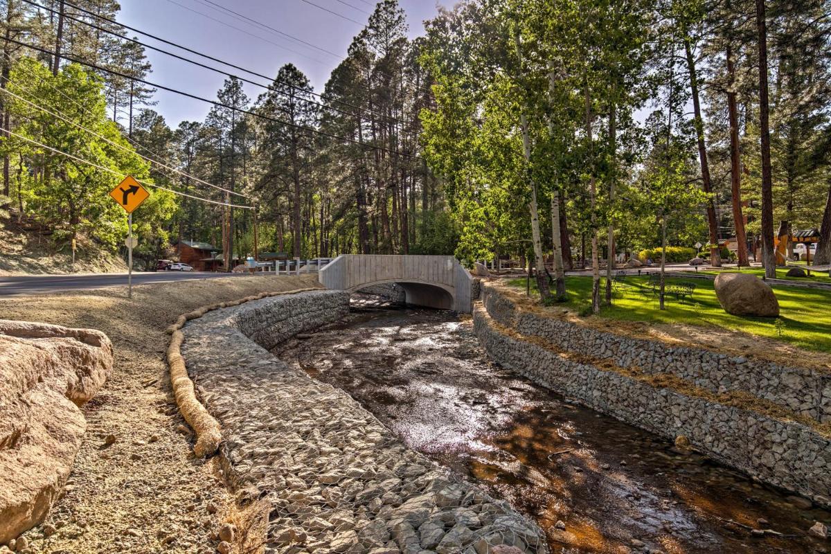 Ruidoso Lonesome Wolf Rustic Studio with Hot Tub! - image 6